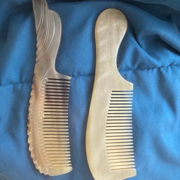 pair of pocket combs - faux stone? - Picture 3 of 3